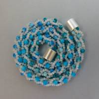 Halskette, Häkelkette weiß mit türkis, Länge 48 cm, Perlenkette aus Glasperlen gehäkelt, Rocailles, Häkelschmuck Bild 3
