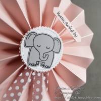 Rosette / Rosettenstecker zur Geburt: Hurra, du bist da! ~ in Rosa ~ mit Elefantenmotiv Bild 2