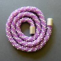 Halskette, Häkelkette weiß flieder, 46 cm, Perlenkette aus Glasperlen gehäkelt, Rocailles, Häkelschmuck Bild 3