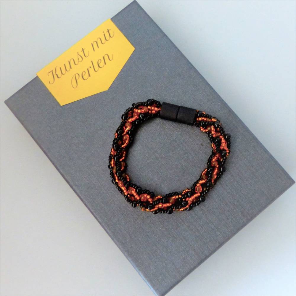 Armband, Häkelarmband orange schwarz, Länge 21 cm,  Armband aus Perlen gehäkelt, Glasperlen, Magnetverschluss Bild 1
