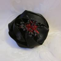 Schwarze Brosche Trauer Anstecker Satin Blume "Jeanne" für festliche Anlässe Bild 1