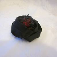 Schwarze Brosche Trauer Anstecker Satin Blume "Jeanne" für festliche Anlässe Bild 2