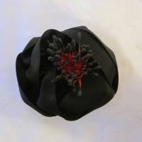 Schwarze Brosche Trauer Anstecker Satin Blume "Jeanne" für festliche Anlässe Bild 4