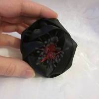 Schwarze Brosche Trauer Anstecker Satin Blume "Jeanne" für festliche Anlässe Bild 5