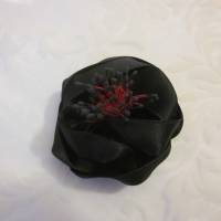 Schwarze Brosche Trauer Anstecker Satin Blume "Jeanne" für festliche Anlässe Bild 6