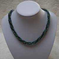 Perlenset aus grün-blau-silber schimmernden Kristallen in Schlauchtechnik Bild 2
