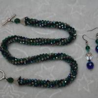 Perlenset aus grün-blau-silber schimmernden Kristallen in Schlauchtechnik Bild 3