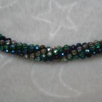 Perlenset aus grün-blau-silber schimmernden Kristallen in Schlauchtechnik Bild 5