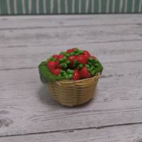 Miniatur Erdbeeren im Korb  - Obstkorb  - zur Dekoration oder zum Basteln - Puppenhaus Bild 1