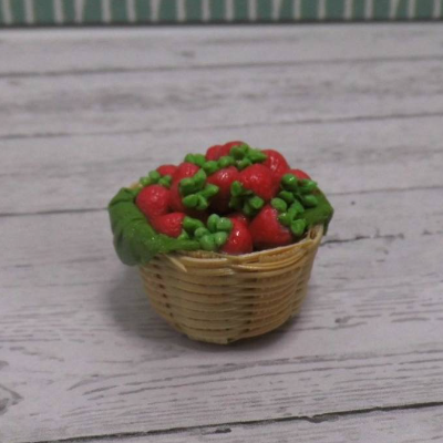 Miniatur Erdbeeren im Korb  - Obstkorb  - zur Dekoration oder zum Basteln - Puppenhaus