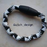 Häkelarmband, gehäkeltes Perlenarmband * Dreiecksbeziehung mit schwarz und weiß Bild 1