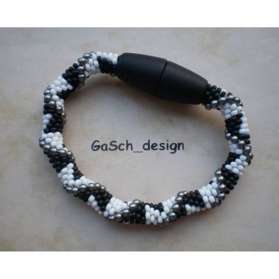 Häkelarmband, gehäkeltes Perlenarmband * Dreiecksbeziehung mit schwarz und weiß