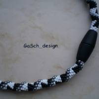 Häkelarmband, gehäkeltes Perlenarmband * Dreiecksbeziehung mit schwarz und weiß Bild 2
