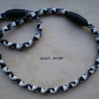 Häkelarmband, gehäkeltes Perlenarmband * Dreiecksbeziehung mit schwarz und weiß Bild 3