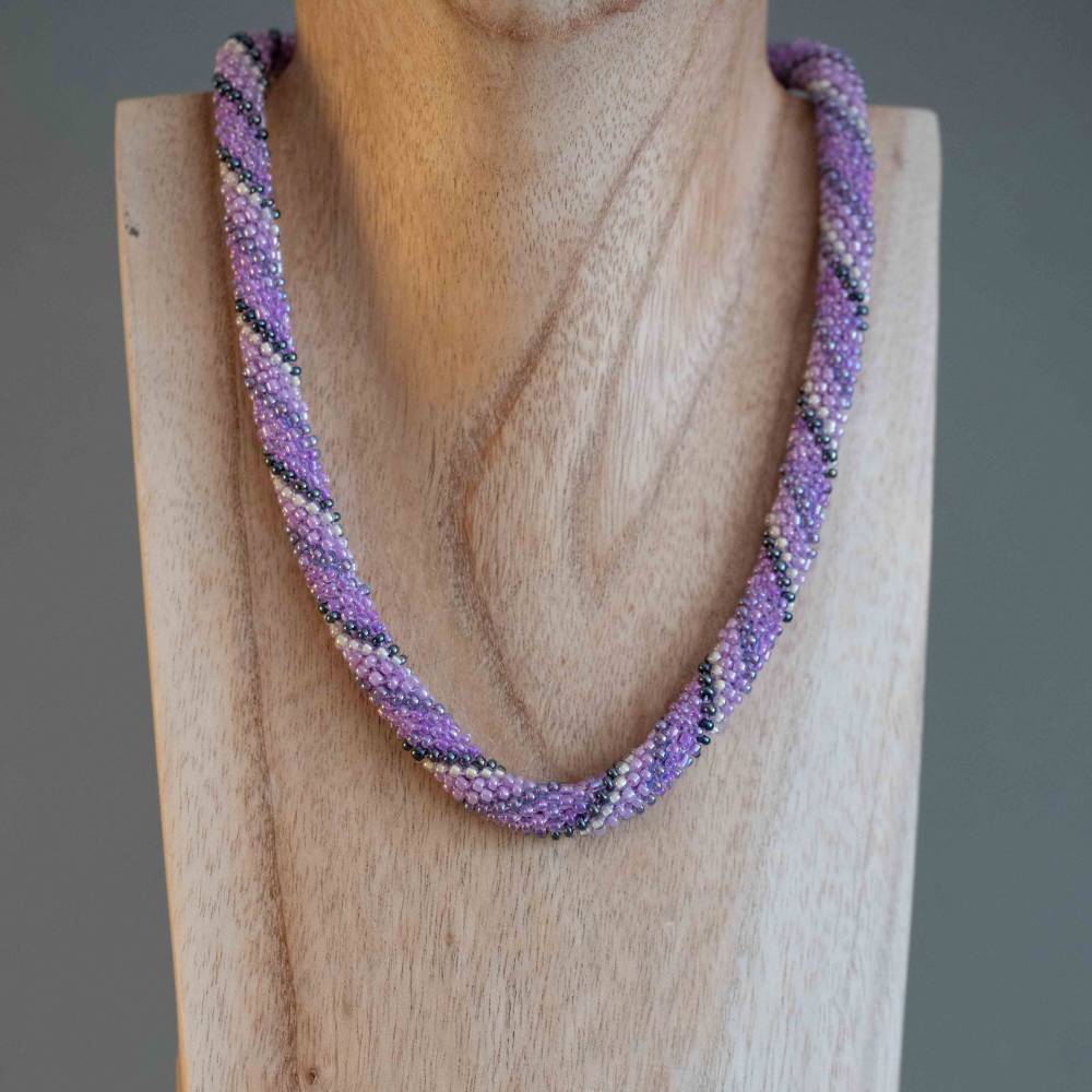 Halskette, Häkelkette lila anthrazit creme, Länge 43 cm, Perlenkette aus Glasperlen gehäkelt, Rocailles, Häkelschmuck Bild 1