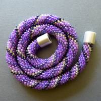 Halskette, Häkelkette lila anthrazit creme, Länge 43 cm, Perlenkette aus Glasperlen gehäkelt, Rocailles, Häkelschmuck Bild 4