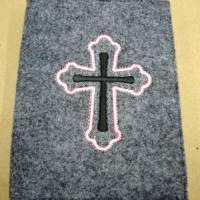 Gotteslobhülle handgefertigt Filz 3mm graumeliert Kreuz rosa anthrazit personalisierbar Name und Datum bestickt Bild 1