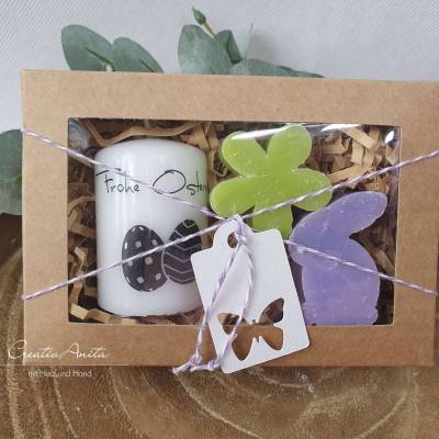 Geschenkbox mit handverzierter Kerze "Frohe Ostern" und Schafmilchseifen Hase (Lavendel) und Blume - Osterkerze
