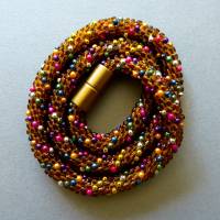 Halskette, Häkelkette braun mit bunter Spirale, 42 cm, Perlenkette aus Perlen gehäkelt, Rocailles, Häkelschmuck Bild 3