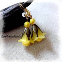 Blütenohrringe mit gelber Acrylblüte, gelber Glasperle, bronzefarbene Perlenkappe und goldenen Ohrhaken Bild 1