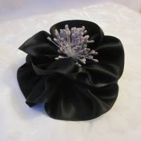 Schwarze Brosche Klammer Haarblume Trauer Anstecker Satin Blume "Julie" für festliche Anlässe Bild 1