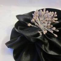 Schwarze Brosche Klammer Haarblume Trauer Anstecker Satin Blume "Julie" für festliche Anlässe Bild 4