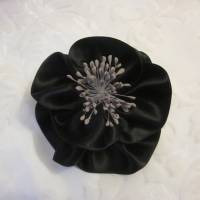 Schwarze Brosche Klammer Haarblume Trauer Anstecker Satin Blume "Julie" für festliche Anlässe Bild 5