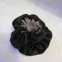 Schwarze Brosche Klammer Haarblume Trauer Anstecker Satin Blume "Julie" für festliche Anlässe Bild 7
