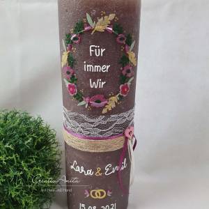 Hochzeitskerze Rustik schlamm inkl. Teelicht - Blütenkranz und Federn in Beere-Gold - Bohostil Bild 2