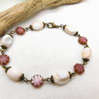 Armkettchen mit böhmischen Druckglasperlen in Altrosa und Muschel-Perlmutt-Perlen, Blumen, Blüten Bild 1