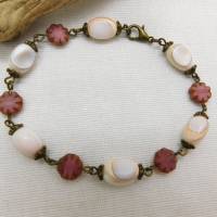 Armkettchen mit böhmischen Druckglasperlen in Altrosa und Muschel-Perlmutt-Perlen, Blumen, Blüten Bild 3