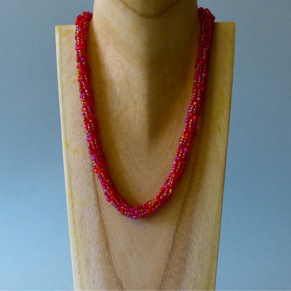 Halskette, Häkelkette im Mix rot orange, 46 cm, Perlenkette aus Glasperlen gehäkelt, Rocailles, Häkelschmuck Bild 1