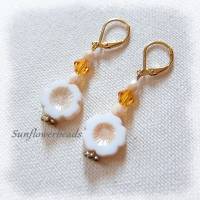Ohrringe mit böhmsichen tablecut Perlen, Hawaiiblume, creme gold Bild 1