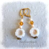 Ohrringe mit böhmsichen tablecut Perlen, Hawaiiblume, creme gold Bild 2