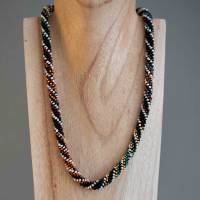 Halskette Spirale, Häkelkette Relief in schwarz weiß bunt, 51 cm, Perlenkette gehäkelt, Rocailles Bild 3