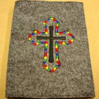 Gotteslobhülle handgefertigt Filz 3mm graumeliert Kreuz grau regenbogenfarbe personalisierbar Name und Datum bestickt Bild 1