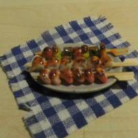 Miniatur Schaschlik Teller zur Auswahl  einer von zwei - zur Dekoration oder zum Basteln - Puppenhaus Bild 1
