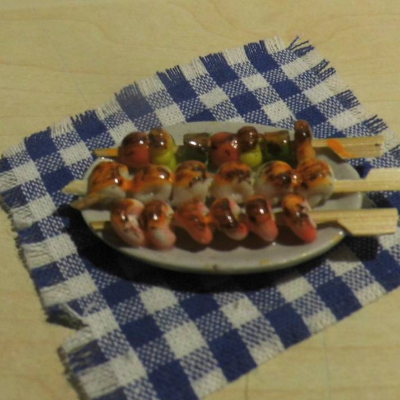 Miniatur Schaschlik Teller zur Auswahl  einer von zwei - zur Dekoration oder zum Basteln - Puppenhaus