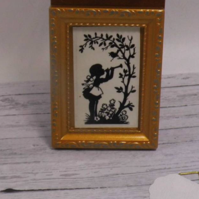 Miniatur Bild Scherenschnitt mit Rahmen zur Dekoration oder zum Basteln für Geschenke oder Puppenhaus