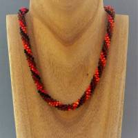Halskette, Häkelkette rote Versuchung, Länge 38 cm, Perlenkette aus Glasperlen gehäkelt, Rocailles, Häkelschmuck Bild 1