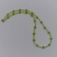 Glasperlenkette gefädelt aus geschliffenen Glasperlen, hellgrün und transparent, 52 cm, zarte Halskette aus Glasperlen Bild 2