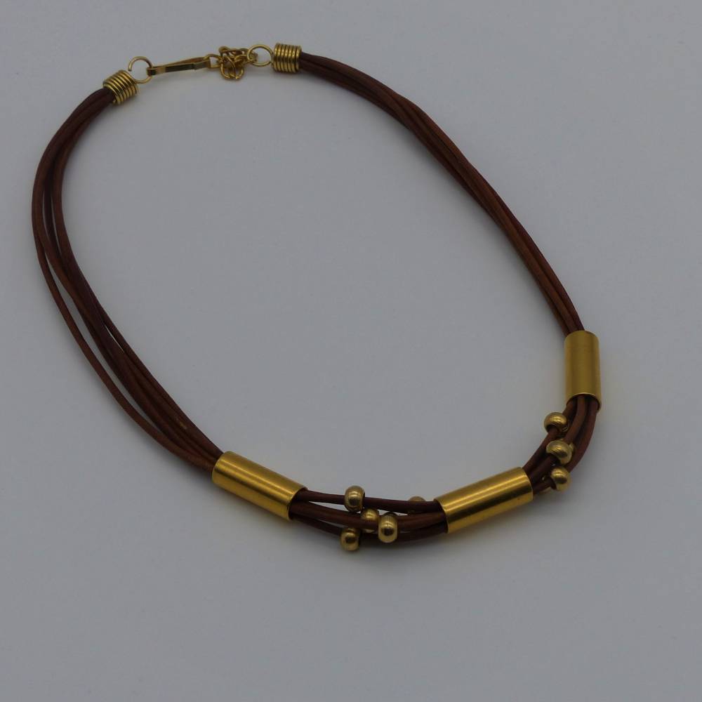 Elegante Lederkette, braun gold, 43 + 4 cm, Halskette aus Keramikperlen, Kette, Schmuck, Schmuckdesign Bild 1