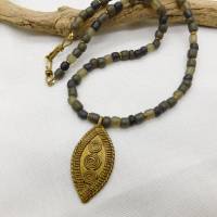 Halskette mit kleinen Java-Glasperlen in Olivtönen, hangemachter Messing Anhänger aus Afrika 47cm Bild 3