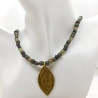 Halskette mit kleinen Java-Glasperlen in Olivtönen, hangemachter Messing Anhänger aus Afrika 47cm Bild 4