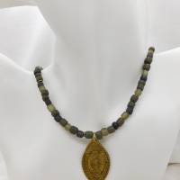 Halskette mit kleinen Java-Glasperlen in Olivtönen, hangemachter Messing Anhänger aus Afrika 47cm Bild 5