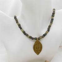 Halskette mit kleinen Java-Glasperlen in Olivtönen, hangemachter Messing Anhänger aus Afrika 47cm Bild 6