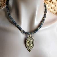 Halskette mit kleinen Java-Glasperlen in Olivtönen, hangemachter Messing Anhänger aus Afrika 47cm Bild 7