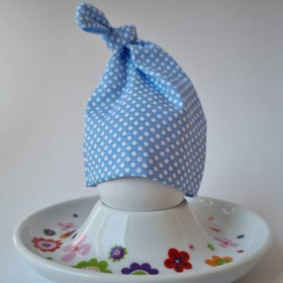 Eierwärmer "Knotenmützchen" in hellblau Pünktchen von he-ART by helen hesse