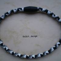 Häkelkette, gehäkelte Perlenkette * Dreiecksbeziehung mit schwarz und weiß Bild 2