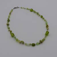 Glasperlenkette 2-fädig gefädelt, hellgrün mit weiss, 49 cm, Halskette aus Glasperlen, Perlenkette, Einzelstück Bild 1